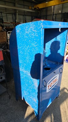 Lot 91 - TOTAL OIL PUMP CABINET