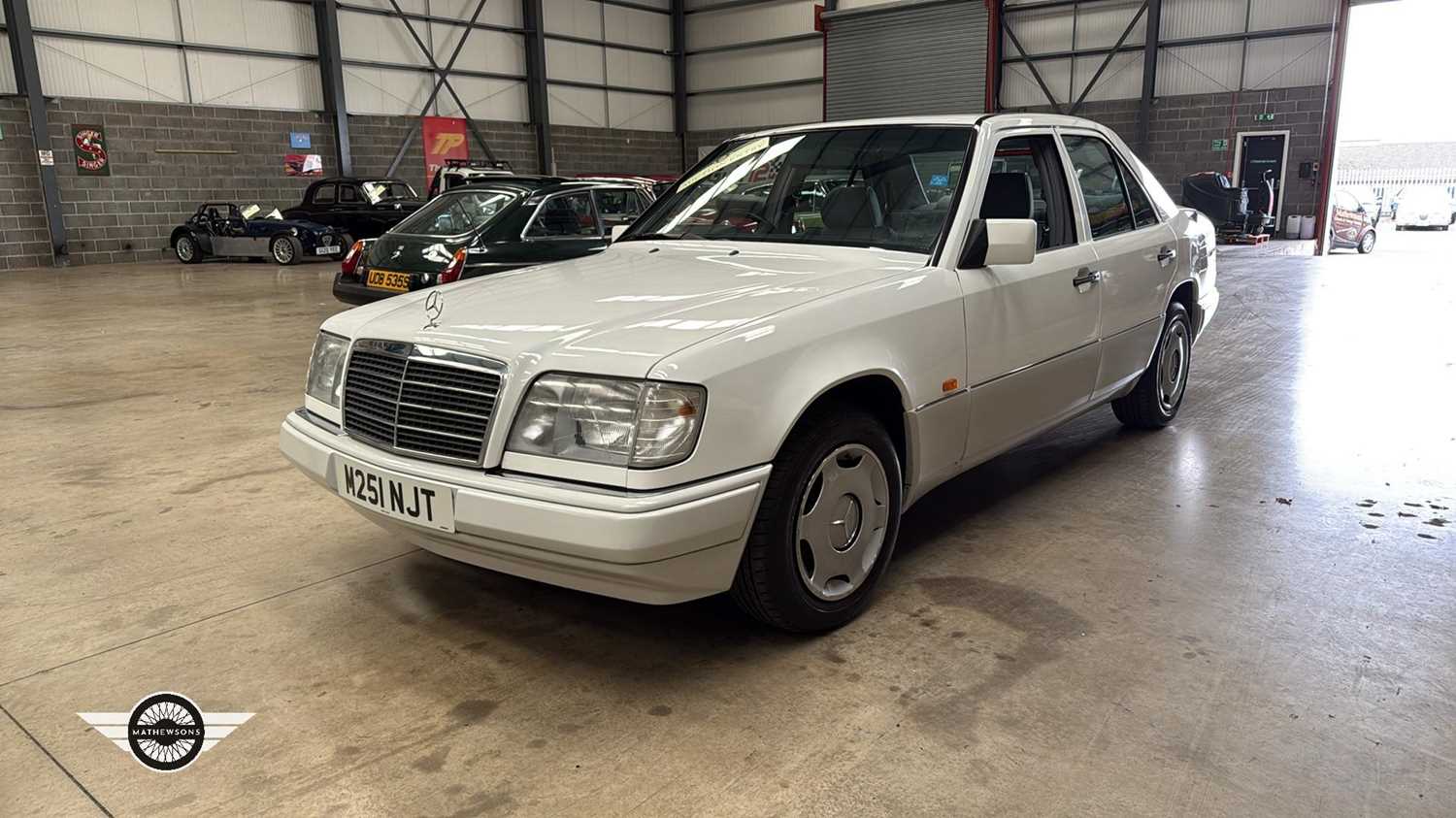 1994 MERCEDES E200 AUTO