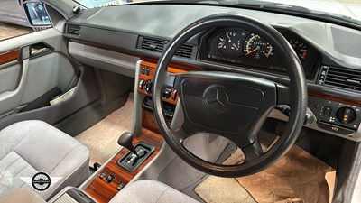 Lot 532 - 1994 MERCEDES E200 AUTO