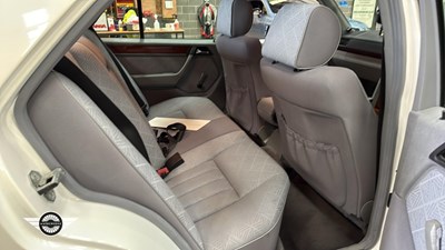 Lot 532 - 1994 MERCEDES E200 AUTO