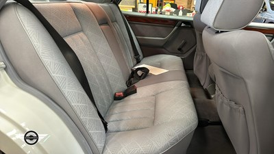 Lot 532 - 1994 MERCEDES E200 AUTO