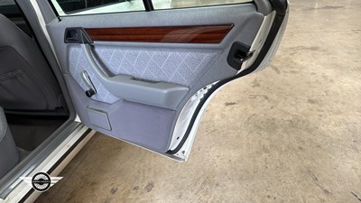 Lot 532 - 1994 MERCEDES E200 AUTO