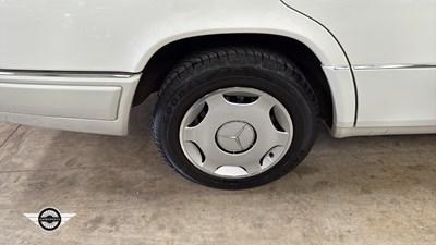 Lot 532 - 1994 MERCEDES E200 AUTO