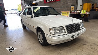 Lot 532 - 1994 MERCEDES E200 AUTO