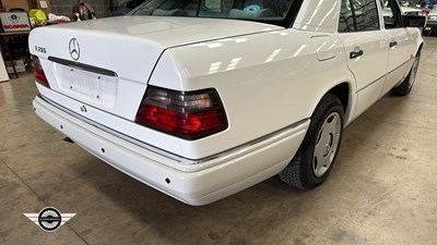 Lot 532 - 1994 MERCEDES E200 AUTO