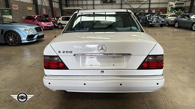 Lot 532 - 1994 MERCEDES E200 AUTO