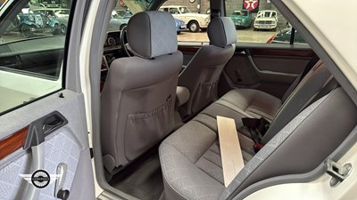 Lot 532 - 1994 MERCEDES E200 AUTO