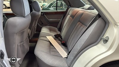 Lot 532 - 1994 MERCEDES E200 AUTO