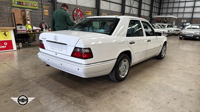 Lot 532 - 1994 MERCEDES E200 AUTO