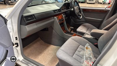 Lot 532 - 1994 MERCEDES E200 AUTO