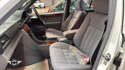 Lot 532 - 1994 MERCEDES E200 AUTO