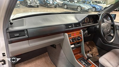 Lot 532 - 1994 MERCEDES E200 AUTO