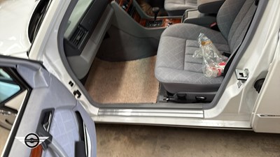 Lot 532 - 1994 MERCEDES E200 AUTO