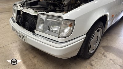 Lot 532 - 1994 MERCEDES E200 AUTO