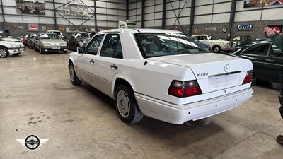 Lot 532 - 1994 MERCEDES E200 AUTO