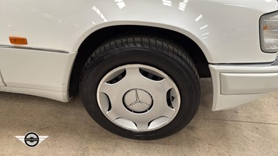 Lot 532 - 1994 MERCEDES E200 AUTO