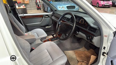 Lot 532 - 1994 MERCEDES E200 AUTO