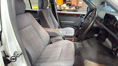 Lot 532 - 1994 MERCEDES E200 AUTO