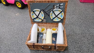 Lot 627 - 4 PERSON ANTLER PICNIC WICKER BASKET