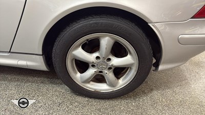 Lot 712 - 2002 MERCEDES SLK 320