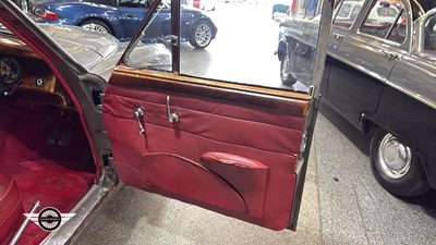 Lot 834 - 1968 JAGUAR 3.4/340