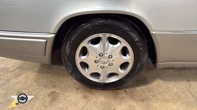Lot 856 - 1994 MERCEDES E320 AUTO