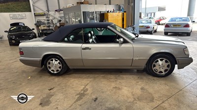 Lot 856 - 1994 MERCEDES E320 AUTO