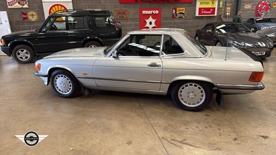 Lot 16 - 1988 MERCEDES 500 SL AUTO