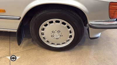 Lot 16 - 1988 MERCEDES 500 SL AUTO