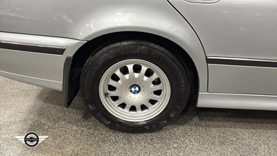 Lot 2 - 1998 BMW 520I SE AUTO