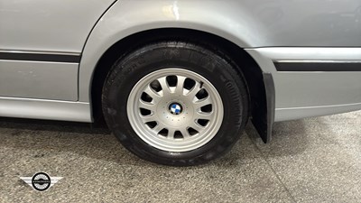 Lot 2 - 1998 BMW 520I SE AUTO