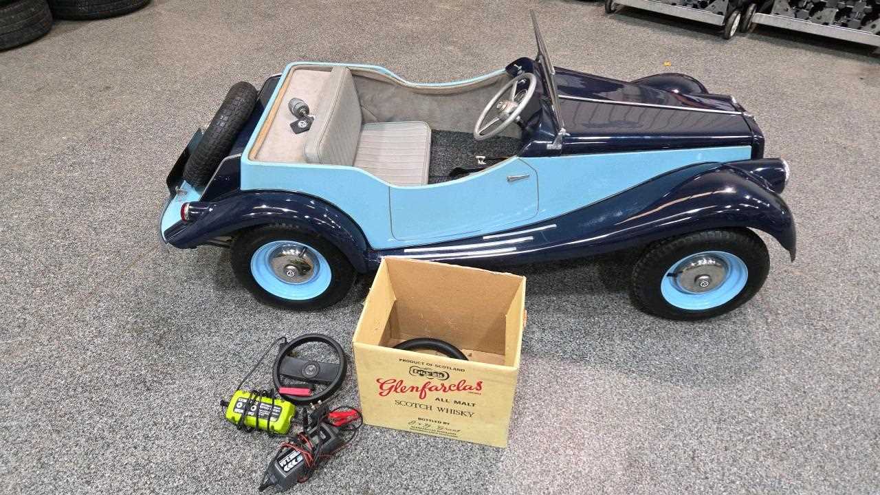 Lot 5 - MG TF SCALE BATTERY POWERED RIDE ON CAR WITH TRAILER