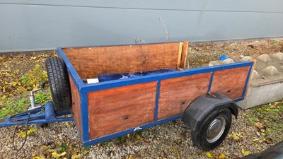 Lot 5 - MG TF SCALE BATTERY POWERED RIDE ON CAR WITH TRAILER