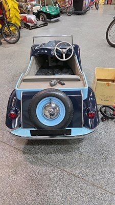 Lot 5 - MG TF SCALE BATTERY POWERED RIDE ON CAR WITH TRAILER