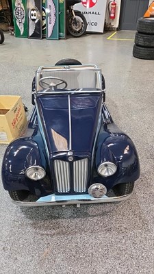 Lot 5 - MG TF SCALE BATTERY POWERED RIDE ON CAR WITH TRAILER