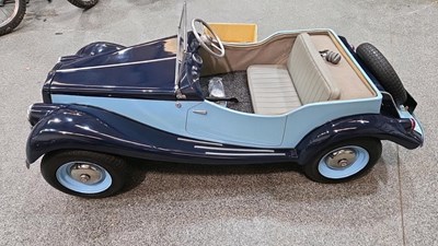 Lot 5 - MG TF SCALE BATTERY POWERED RIDE ON CAR WITH TRAILER