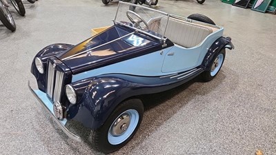 Lot 5 - MG TF SCALE BATTERY POWERED RIDE ON CAR WITH TRAILER