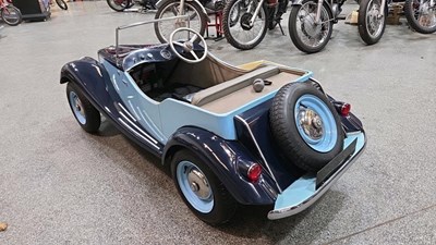 Lot 5 - MG TF SCALE BATTERY POWERED RIDE ON CAR WITH TRAILER