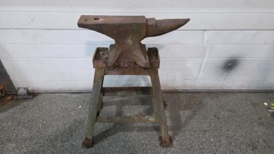 Lot 870 - BLACKSMITH / FARRIER ORIGINAL ANVIL ON STAND