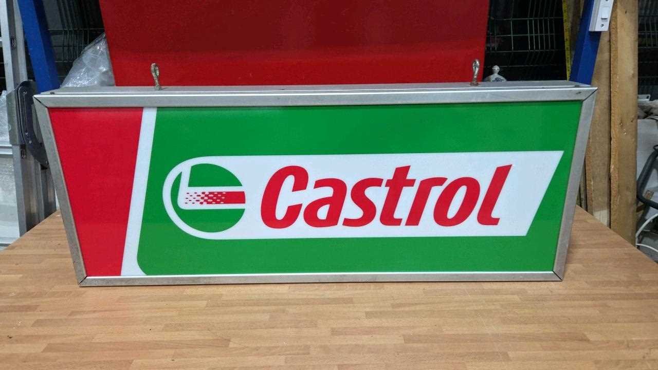 Lot 87 - CASTROL ILLUMINATED SIGN 39" x 15"