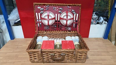 Lot 185 - SIRRAN 6 PERSON PICNIC BASKET