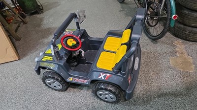 Lot 153 - TOUAREG JEEP ELECTRIC CAR WITH CHARGER