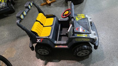 Lot 153 - TOUAREG JEEP ELECTRIC CAR WITH CHARGER