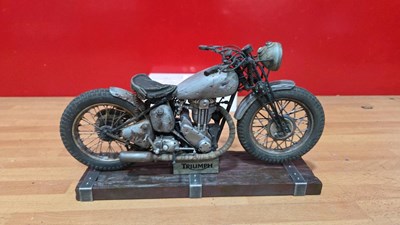 Lot 135 - 1/9 SCALE TRIUMPH MOTORCYCLE MODEL ON PLINTH 9" X 4"