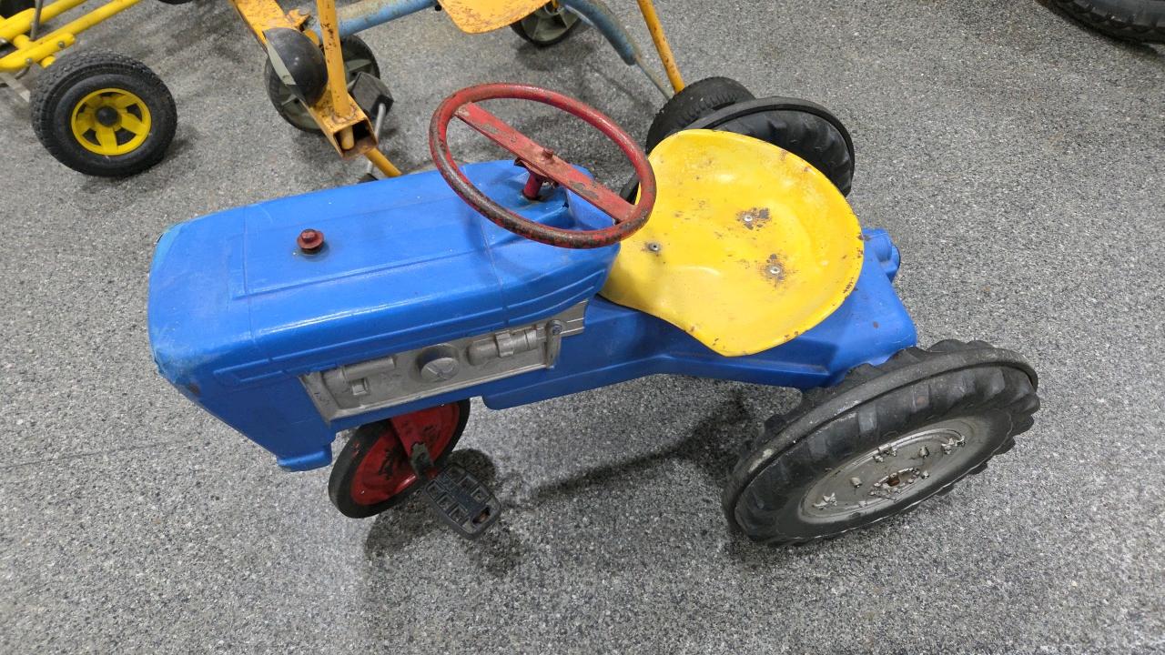 Lot 877 - CHILDS PEDAL BUG,GO CART & TRIANG TRACTOR