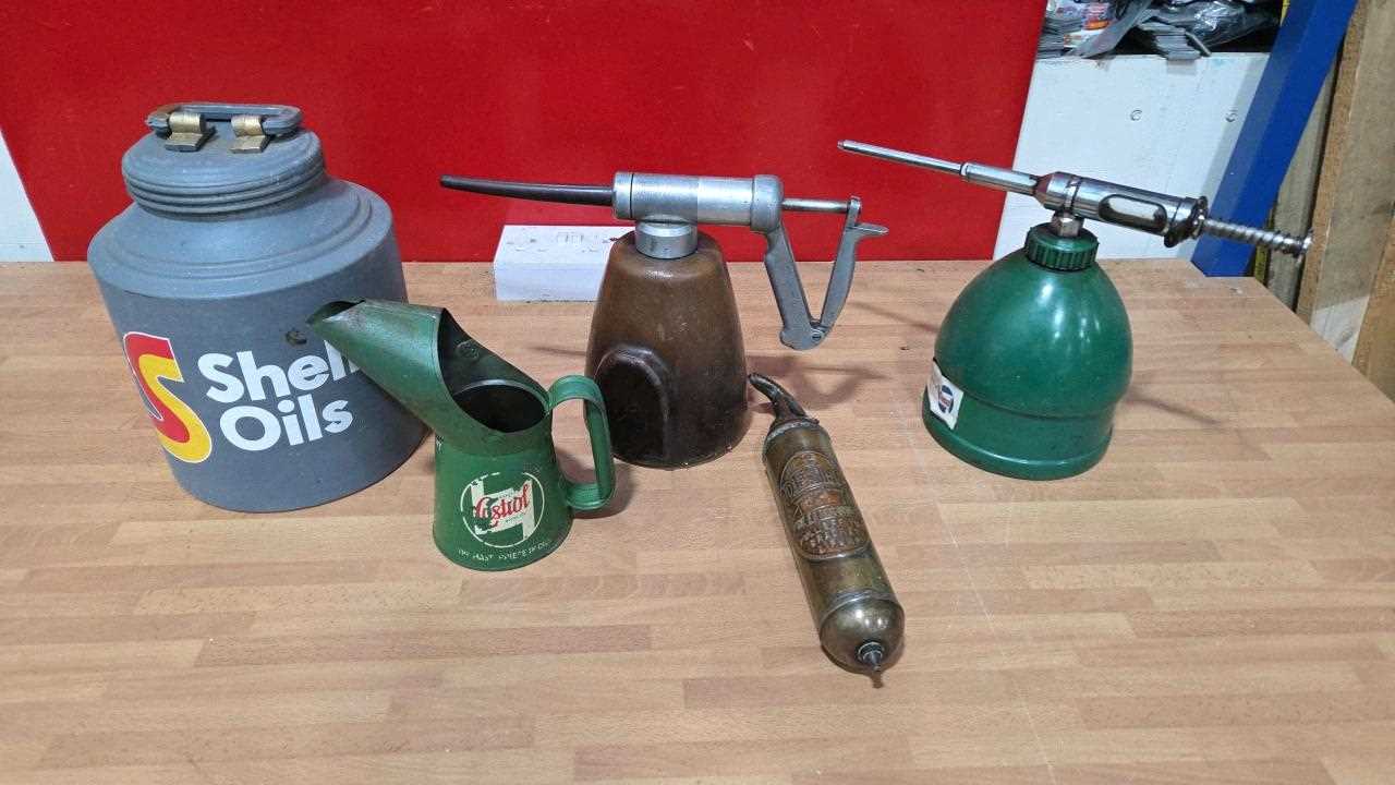 Lot 897 - SHELL UPPER CYLINDER DISPENSER , CASTROL OIL