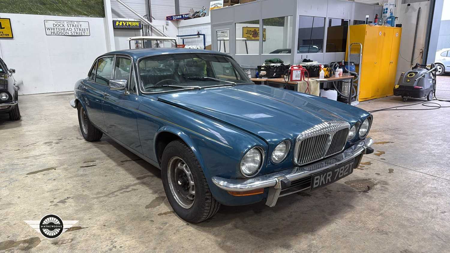 Lot 8 - 1978 DAIMLER SOVEREIGN 4.2 LWB AUTO
