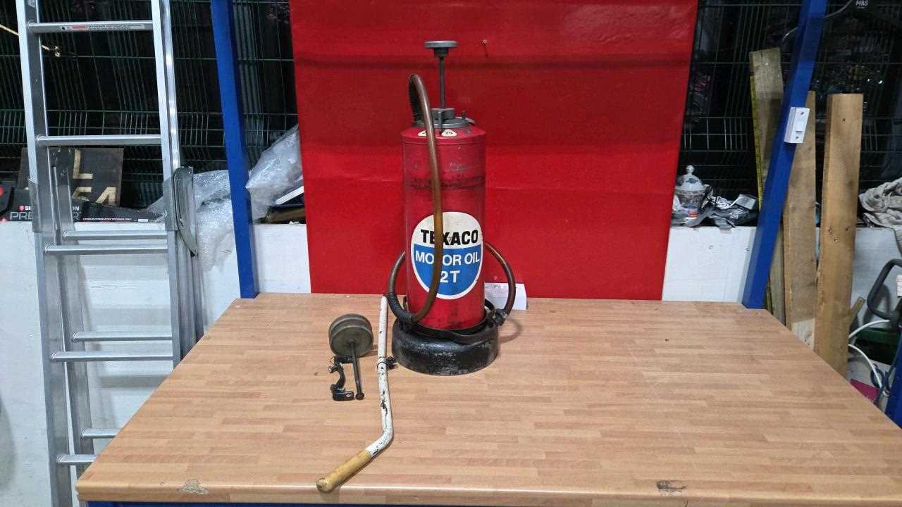 Lot 11 - TEXACO MOTOR OIL 2 STROKE DISPENSER