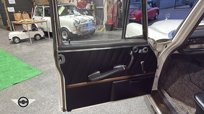 Lot 60 - 1964 MERCEDES 220