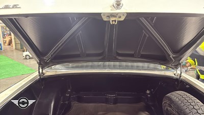 Lot 60 - 1964 MERCEDES 220